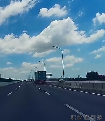 你累了嗎?貨櫃車越開越偏擦撞護欄才「扶正」 網友驚:遠離愛睏的大車保平安