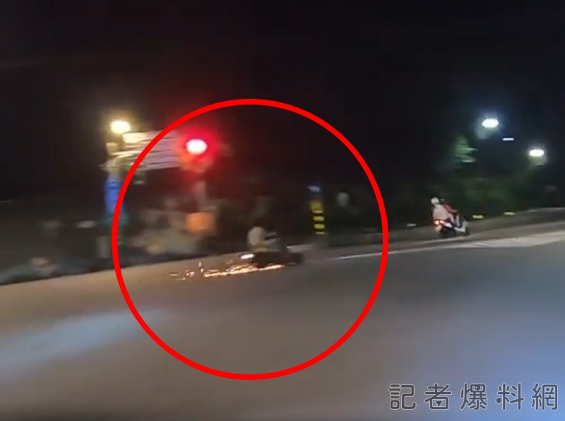 基隆1機車左轉過彎慘摔冒火花 網友:即興演出地板動作
