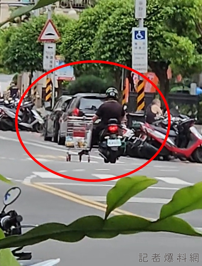 逛完賣場...桃園男邊騎車邊推賣場推車運送 民眾目擊 「六輪」直呼傻眼