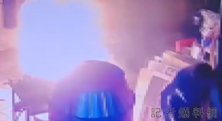 瓦斯管線被扯斷後,突然發生氣爆,造成姓父子被灼傷。翻攝畫面