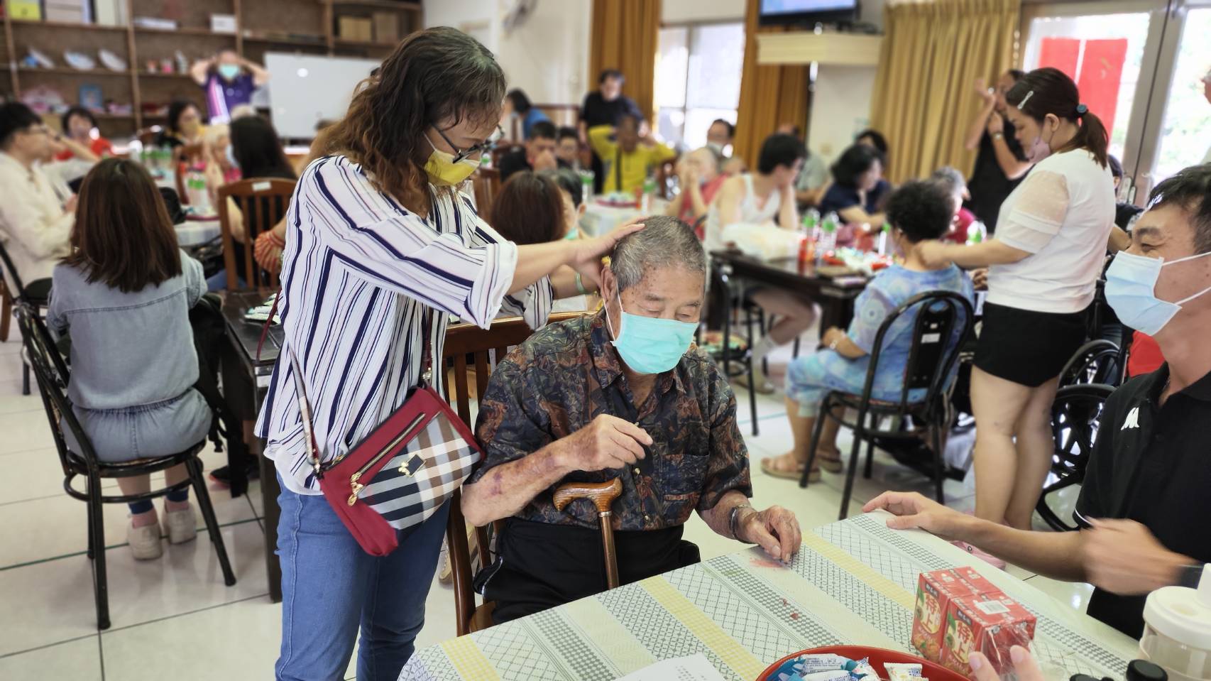 ▲彰化榮家辦理聯誼座談會,以加強住民與家屬的情感聯繫,整個活動充滿知性感性與溫馨。(記者張溎壕攝)
