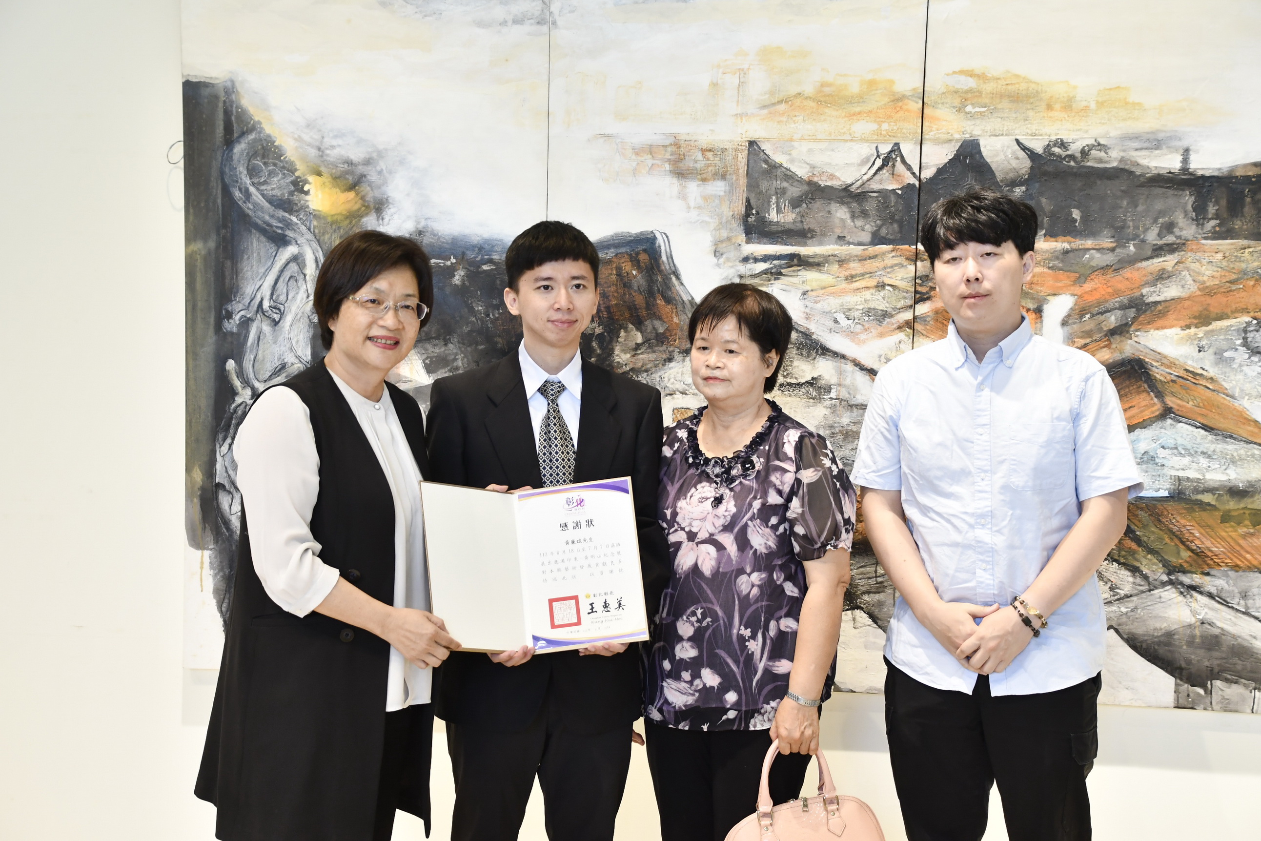 ▲為紀念藝術家黃明山，彰化縣政府在縣立美術館舉辦「鹿港印象–黃明山紀念展」，以其家鄉為題，集結64件代表作品展出。（記者張溎壕攝）