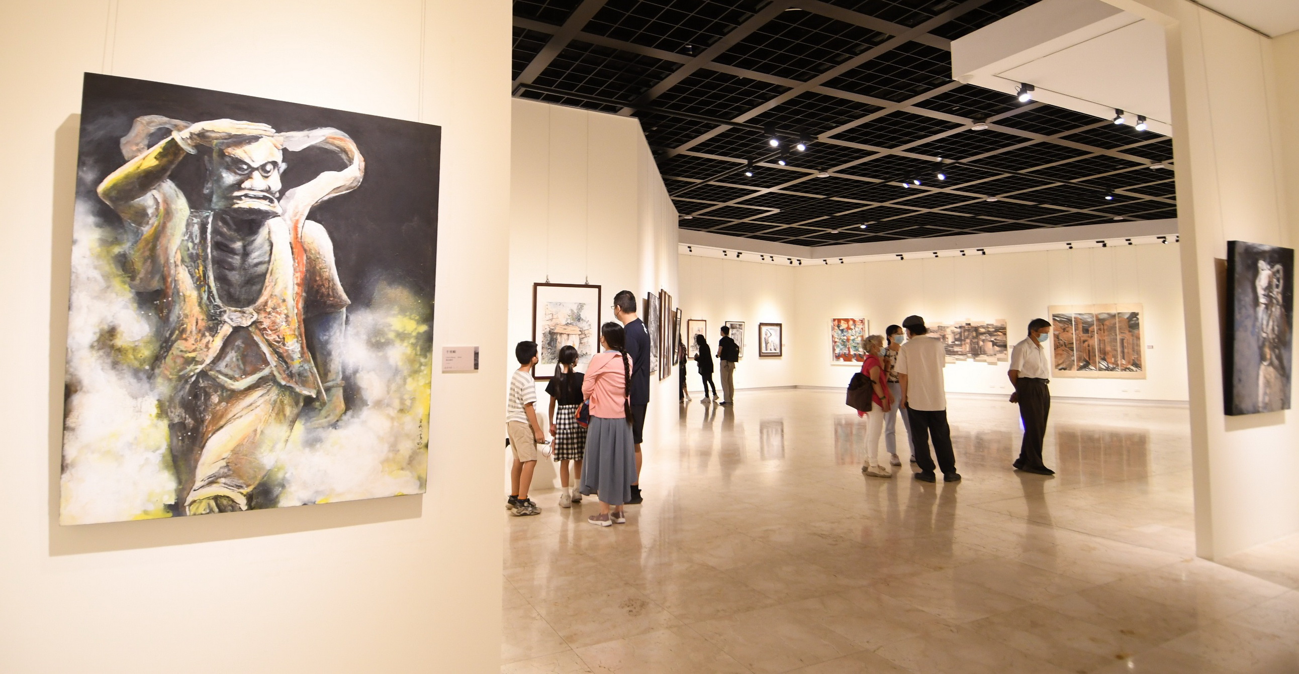 ▲為紀念藝術家黃明山，彰化縣政府在縣立美術館舉辦「鹿港印象–黃明山紀念展」，以其家鄉為題，集結64件代表作品展出。（記者張溎壕攝）