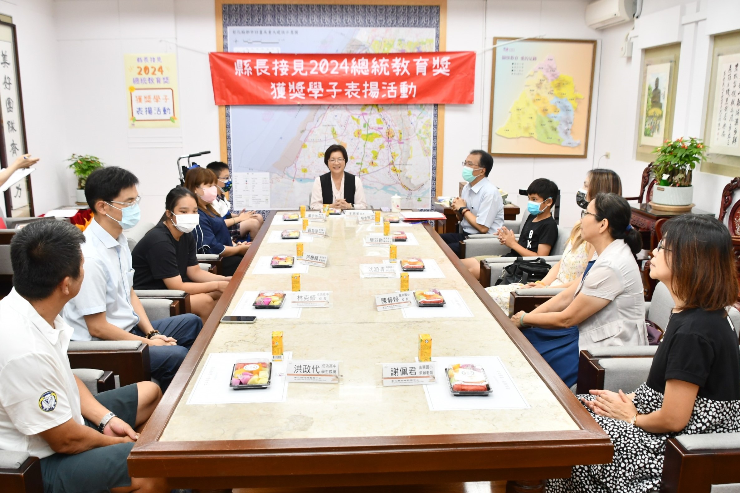 ▲彰化縣今年有3位學生獲得總統教育獎，縣長王惠美在縣長室接見表揚並頒發獎學金各1萬元。（彰化縣政府提供）
