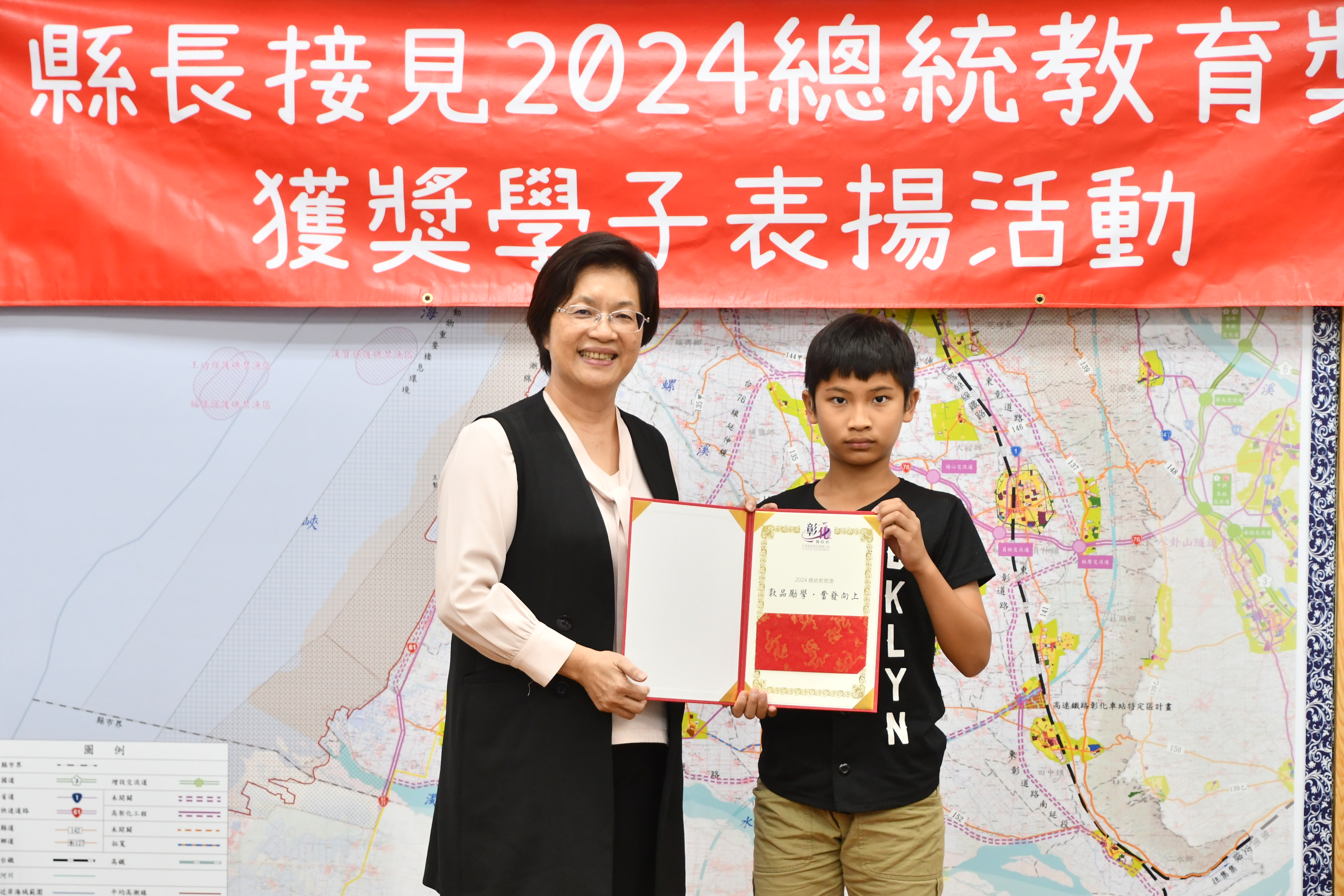 ▲彰化縣今年有3位學生獲得總統教育獎，縣長王惠美在縣長室接見表揚並頒發獎學金各1萬元。（彰化縣政府提供）