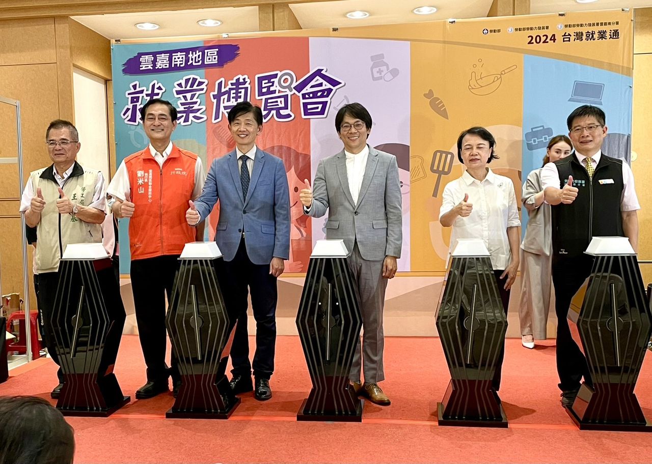 勞動部台南辦就博會 首日湧入大批民眾搶職缺