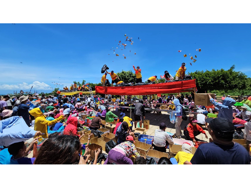 琉球迎王平安祭典王船進水典禮 天降平安糖祈福