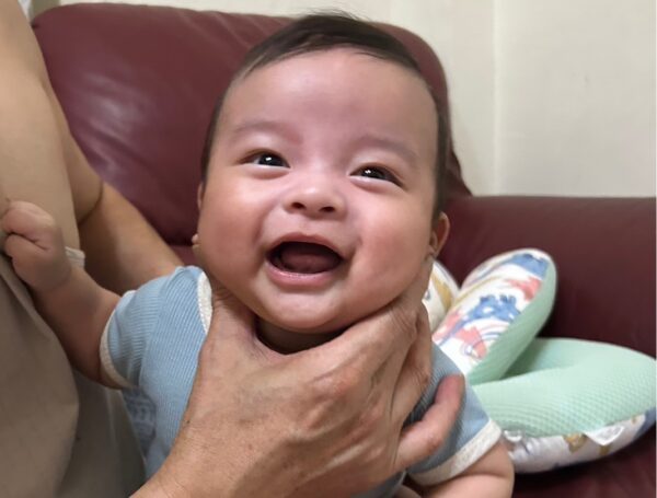 拍嗝不僅可以幫助寶寶減少不適,還有助於促進他們的消化系統健康成長。圖/曾璟星攝