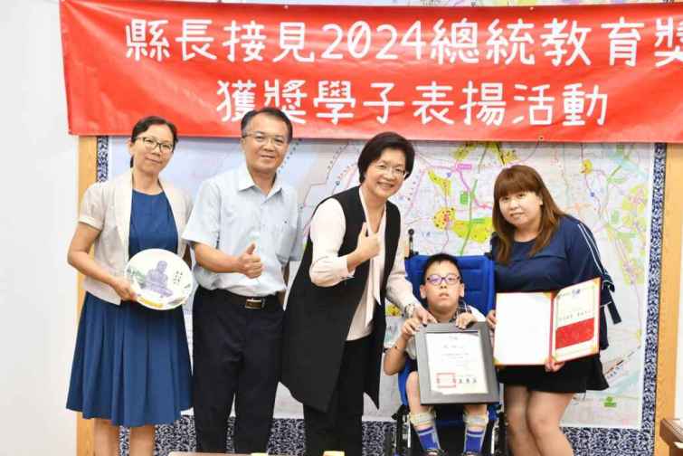 ▲彰化縣長王惠美表揚萬來國小的嚴宇浩同學。（彰化縣政府提供）