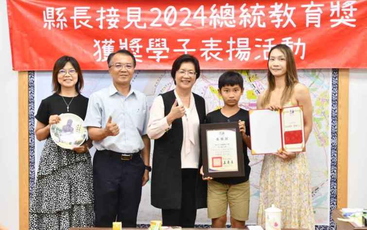 ▲彰化縣長王惠美表揚南興國小的唐羽勤同學。（彰化縣政府提供）
