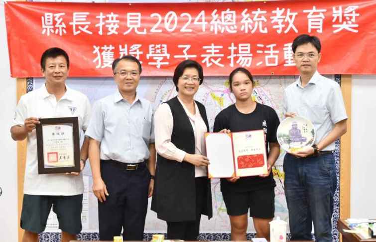 ▲彰化縣長王惠美表揚縣立成功高中國中部的何姍頤同學。（彰化縣政府提供）