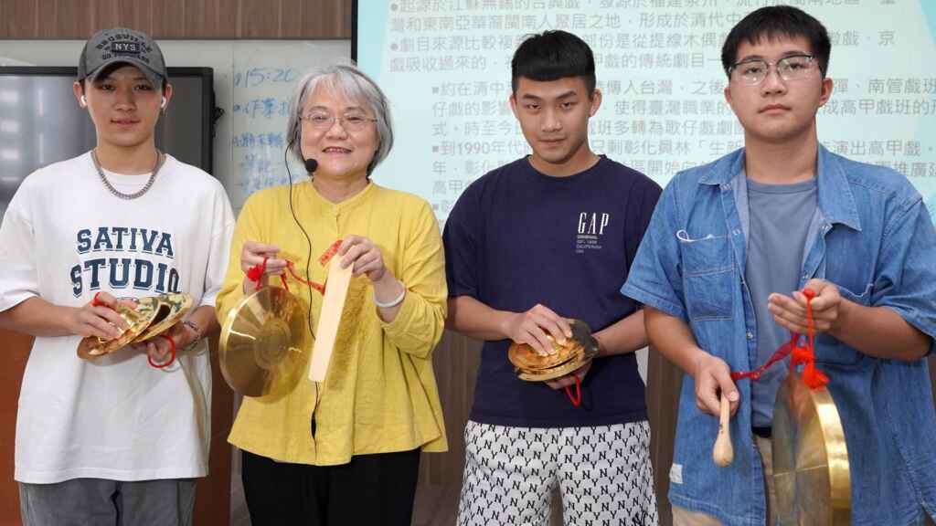 ▲大葉大學師生歡迎大家6月30日到大城鄉立圖書館參加高甲戲活動。(大葉大學提供)
