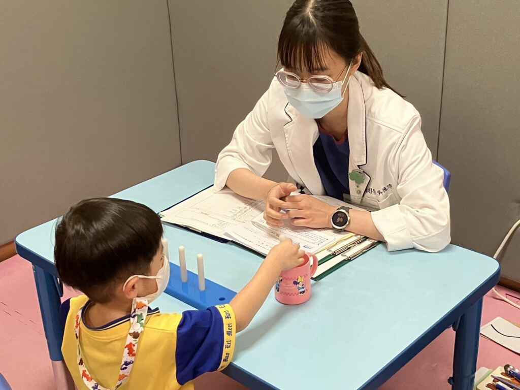 ▲職能治療師評估孩子的手眼協調及精準度。(台中市衛生局提供)