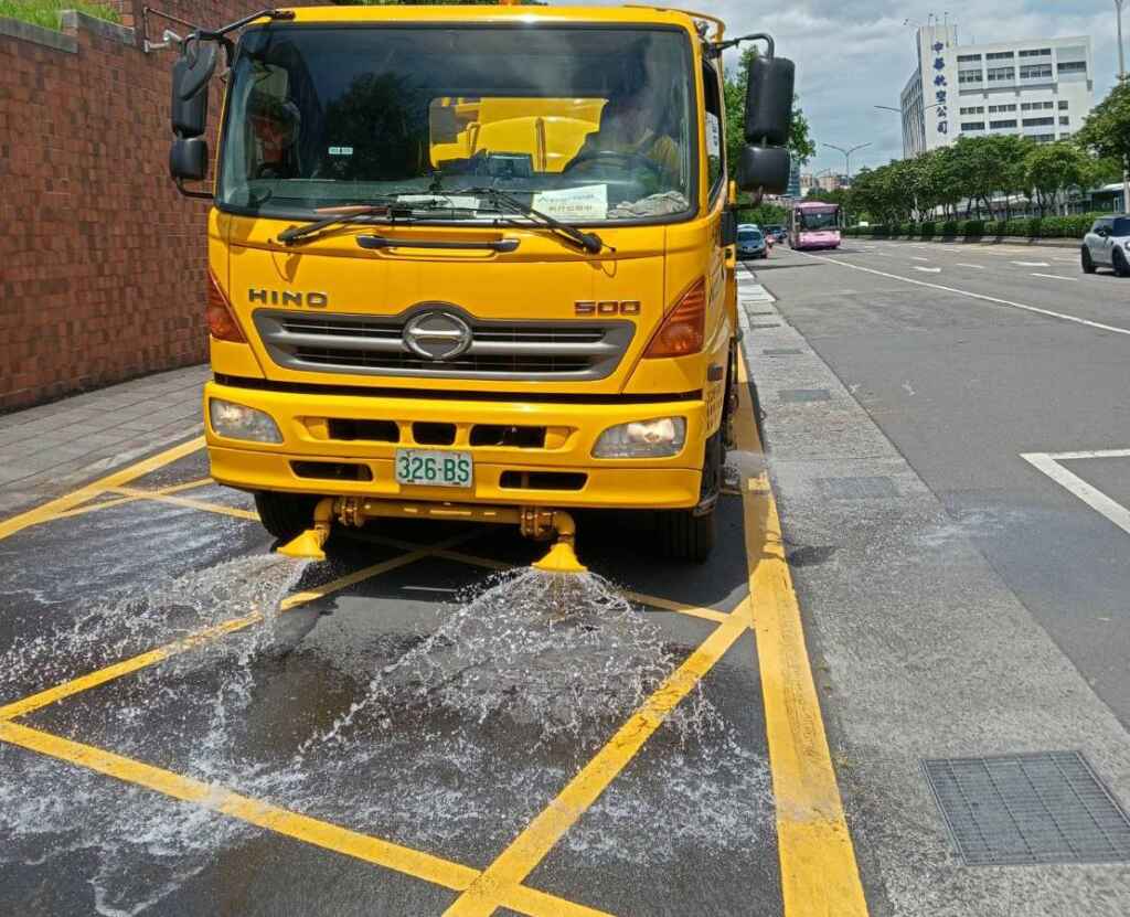 ▲台北市環保局執行高溫道路灑水作業。(台北市環保局提供)