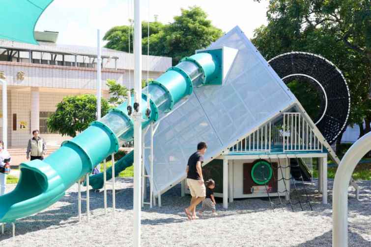 ▲佳里體育公園特色遊戲場分為兩大場域，一邊是以糖鐵五分車為意象，設立小火車滑梯組；一邊則是以鹽分地帶元素，並將鹽晶體轉化為主題遊具的呈現。（臺南市政府提供）
