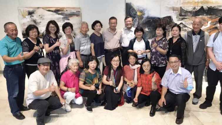 ▲藝術家黃明山老師生前廣結善緣、謙和有禮、桃李滿天下，是彰化在地資深傑出的藝術家，今天開幕式活動，不少藝術家共襄盛舉。（記者林明佑攝）