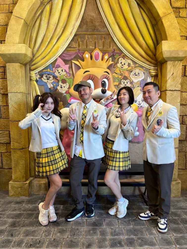 ▲《綜藝玩很大》前進韓國釜山左起孟潔、KID、米可白、屈中恆換上高校生制服。（好看娛樂提供）