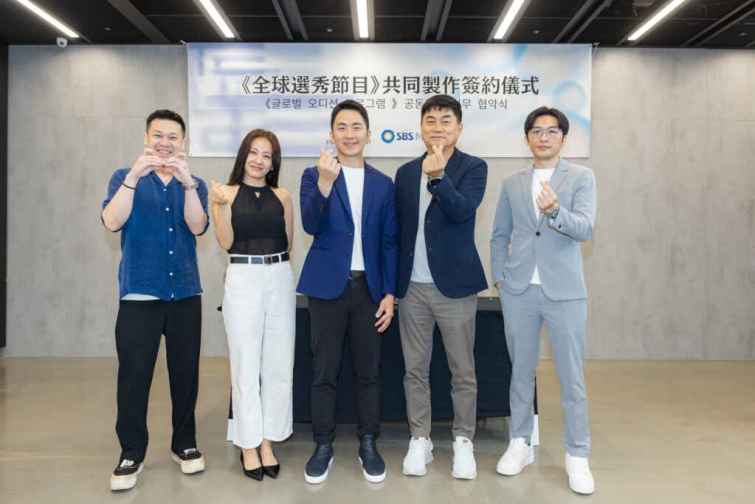 ▲《SCOOL》製作人謝皓倫（左起）、舞蹈表演總監金智湖、天空娛樂營運長王維皓、SBS Medianet 執行長李相秀、天空娛樂策略長邱致閔。（天空娛樂提供）