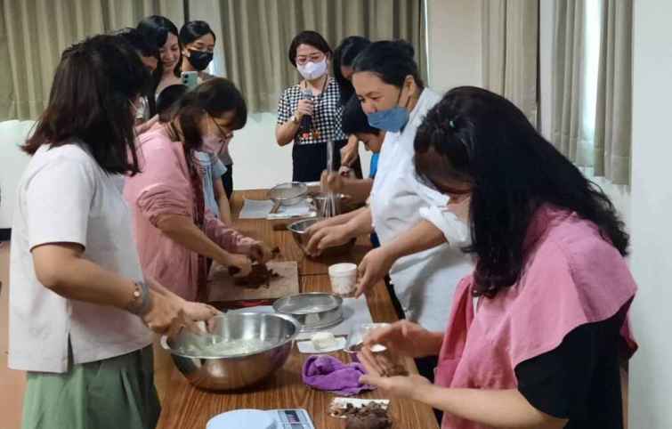 ▲學員體驗乳酪雪球手作課程。（記者廖妙茜翻攝）