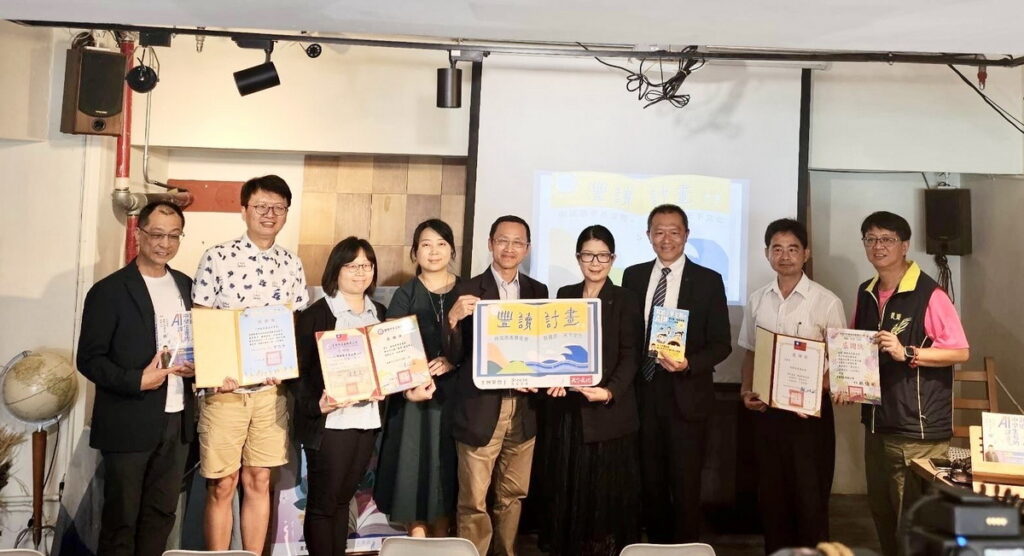 微風慈善基金會陳美汀執行長、微風集團僑漢股份有限公司 高銘頂 總經理、教育處處長楊桂杰先生及基隆各校受贈國小校長 合影