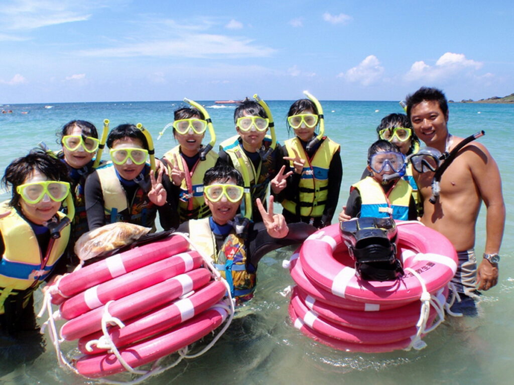 沒有潛水證的旅人也能透過浮潛體驗,探索海中五顏六色的熱帶魚和珊瑚礁