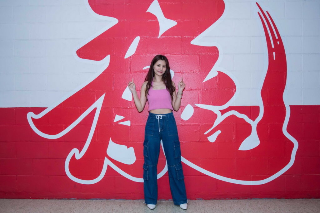 各務禮美奈出身演藝世家,父親為日本知名廣告明星各務俊治,弟弟則是藝人各務孝太。