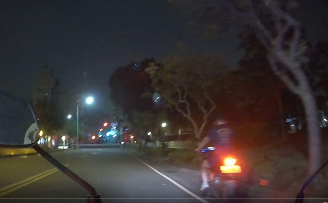 ▲圖說:路上不戴安全帽的騎士目標顯著,直接遭公益派出所巡邏員警攔檢 (圖/台中市政府提供)