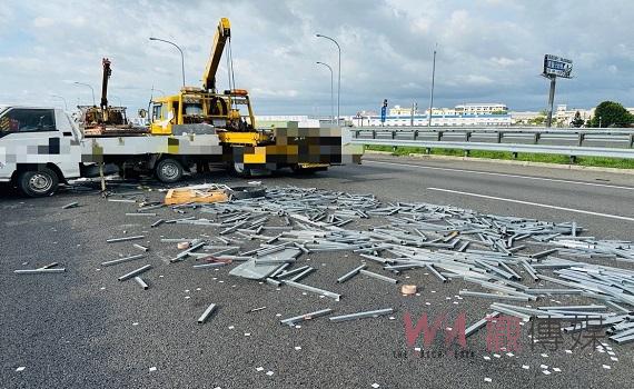 國道1號小貨爆胎追撞事故 貨載鋼條掉滿地幸無傷亡
