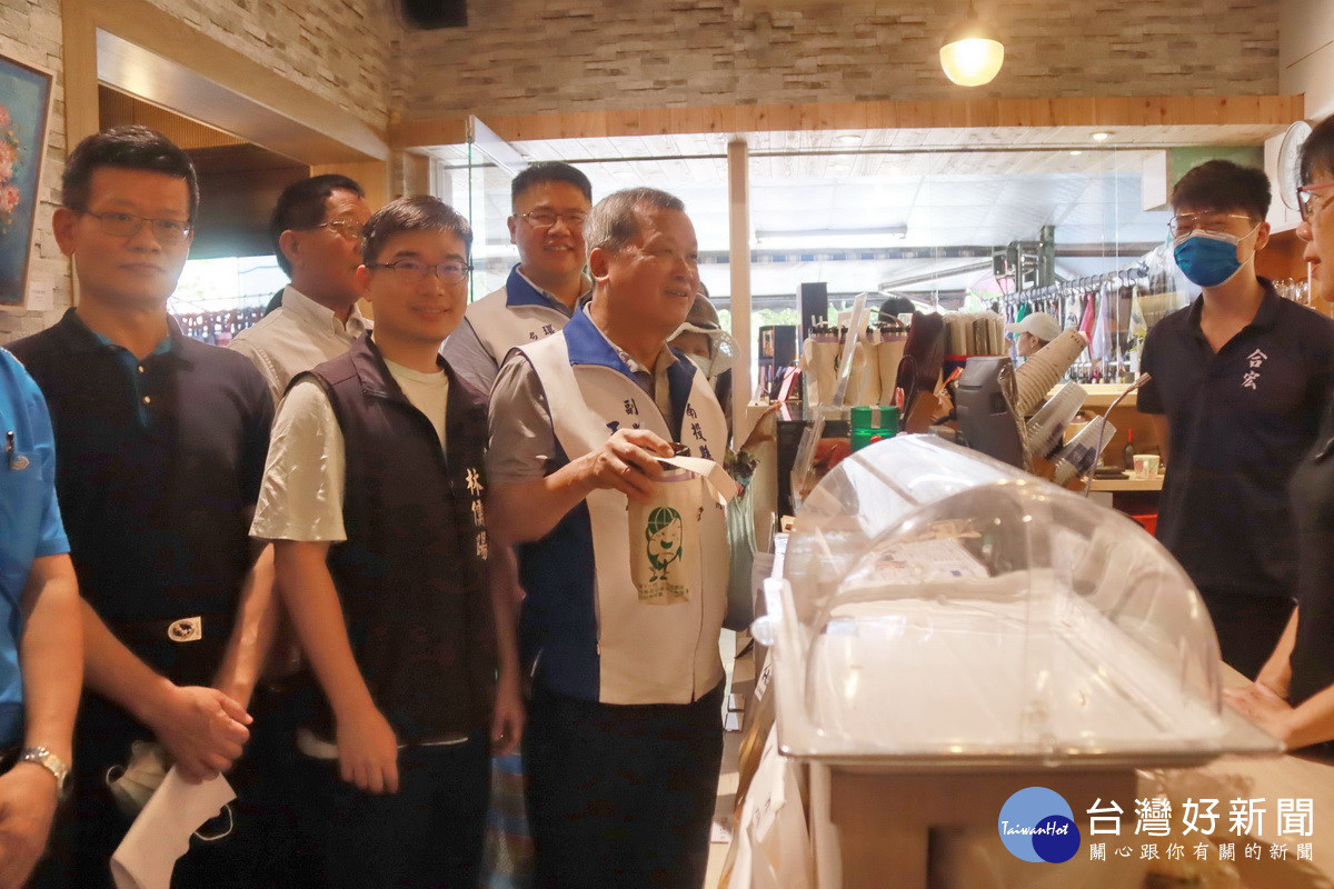 王副縣長一行宣導自備杯子到飲料店採買。(記者扶小萍攝)