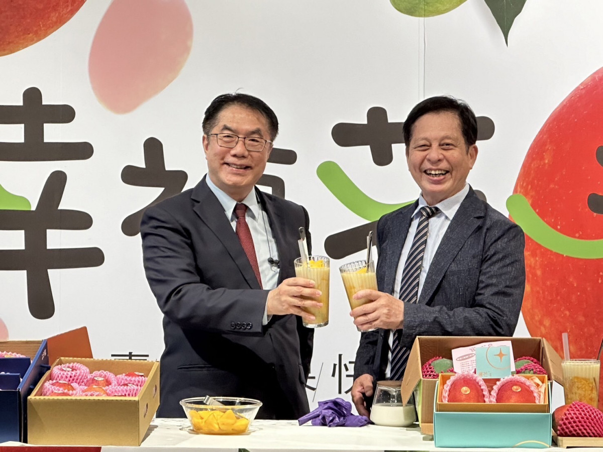 臺南市長黃偉哲(左邊)遠東百貨公司營運長林彰豊(右邊)一起製作楊枝甘露。
