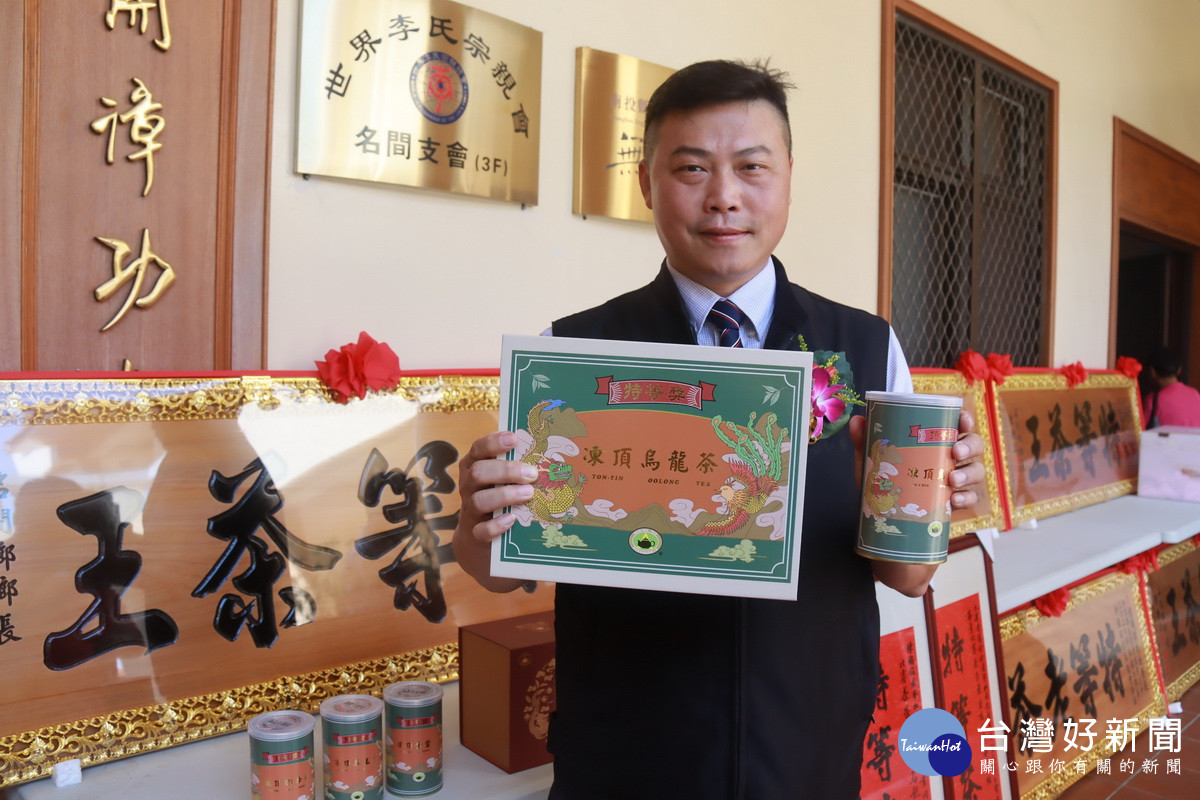 陳嘉銘理事長展示新包裝茶有復古風。(記者扶小萍攝)