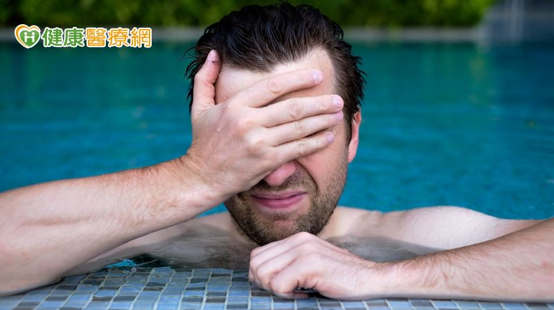 陽光型男玩水後「眼睛看不清」 竟是陽光惹的禍!