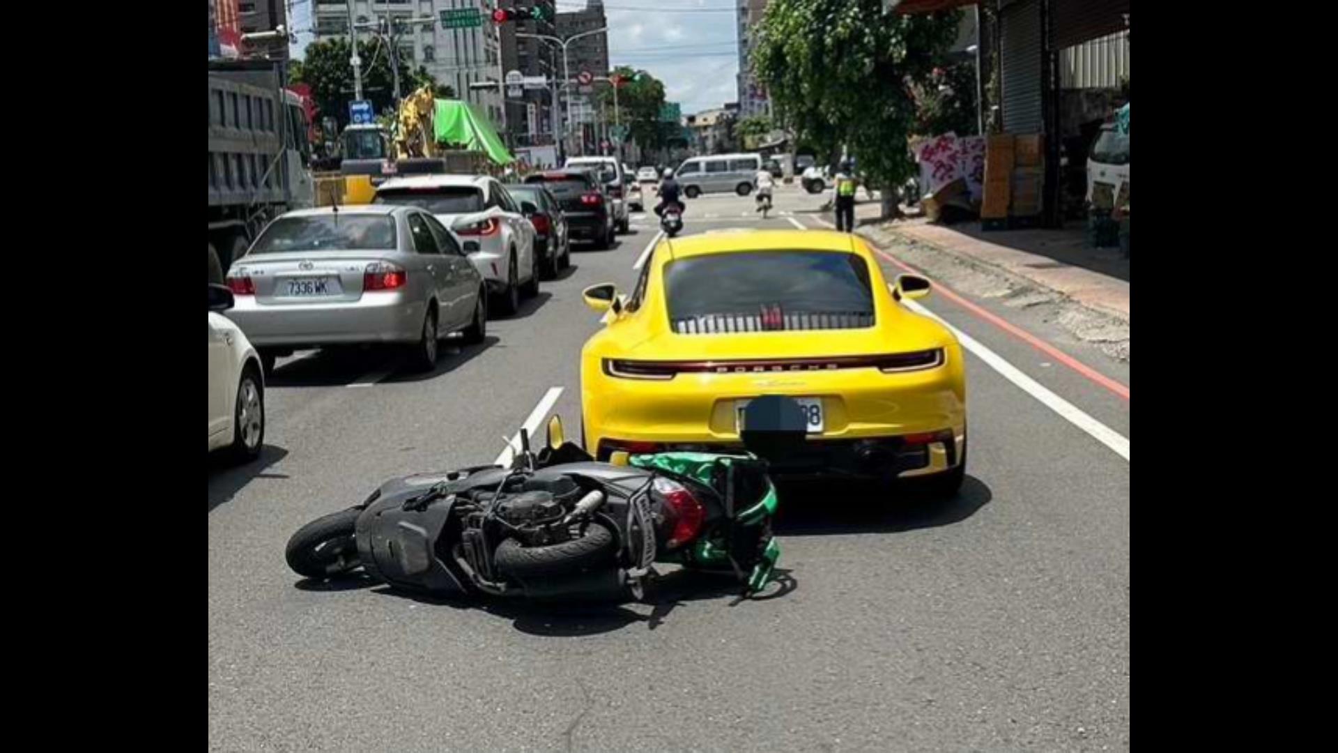 ▲一名女外送員騎機車外送行經彰化市中山路時，突然追撞前方1輛鮮黃色市價高達700萬元保時捷跑車，這下賠慘了！（民眾提供）