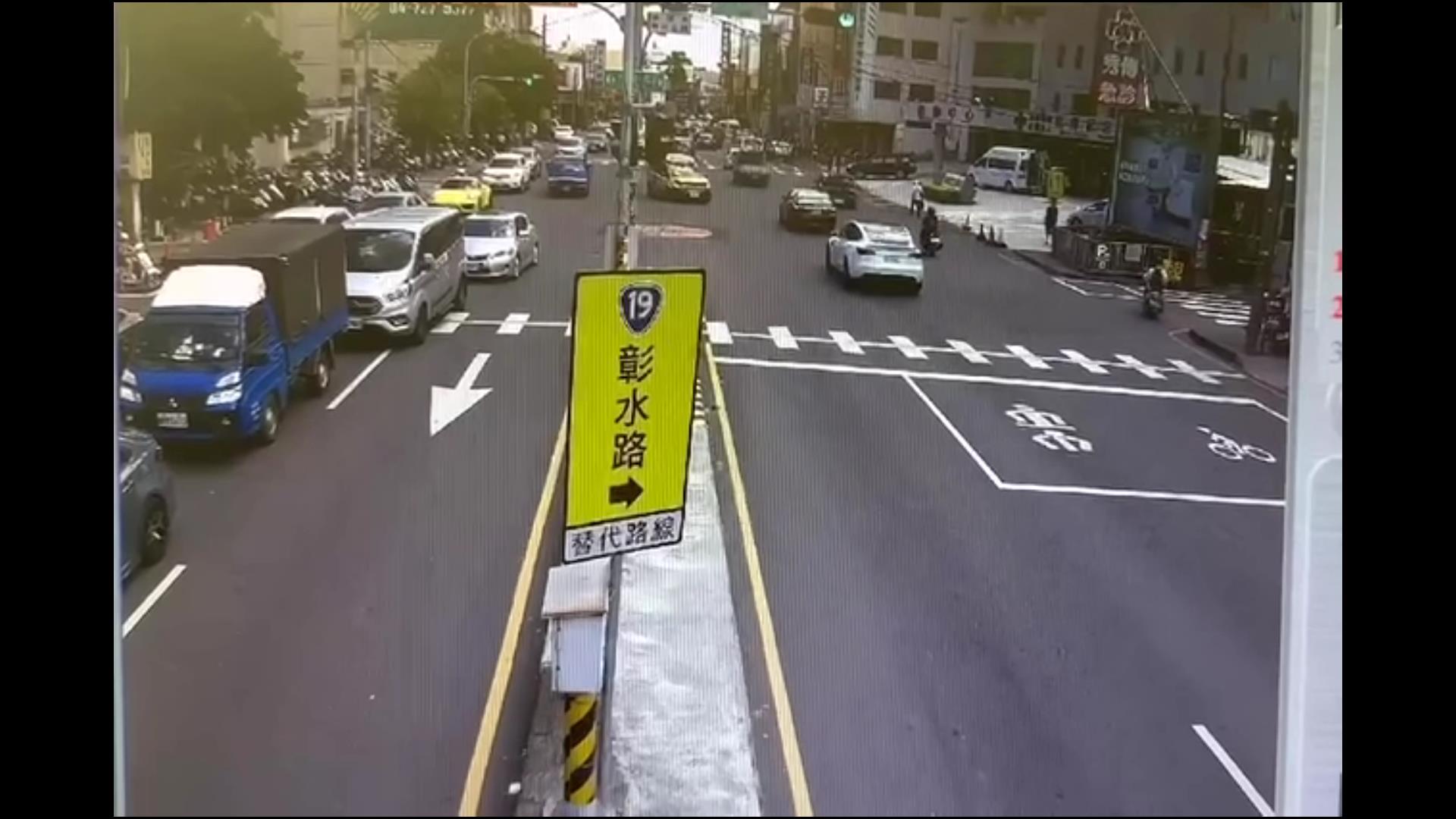 ▲一名女外送員騎機車外送行經彰化市中山路時，突然追撞前方1輛鮮黃色市價高達700萬元保時捷跑車，這下賠慘了！（民眾提供）