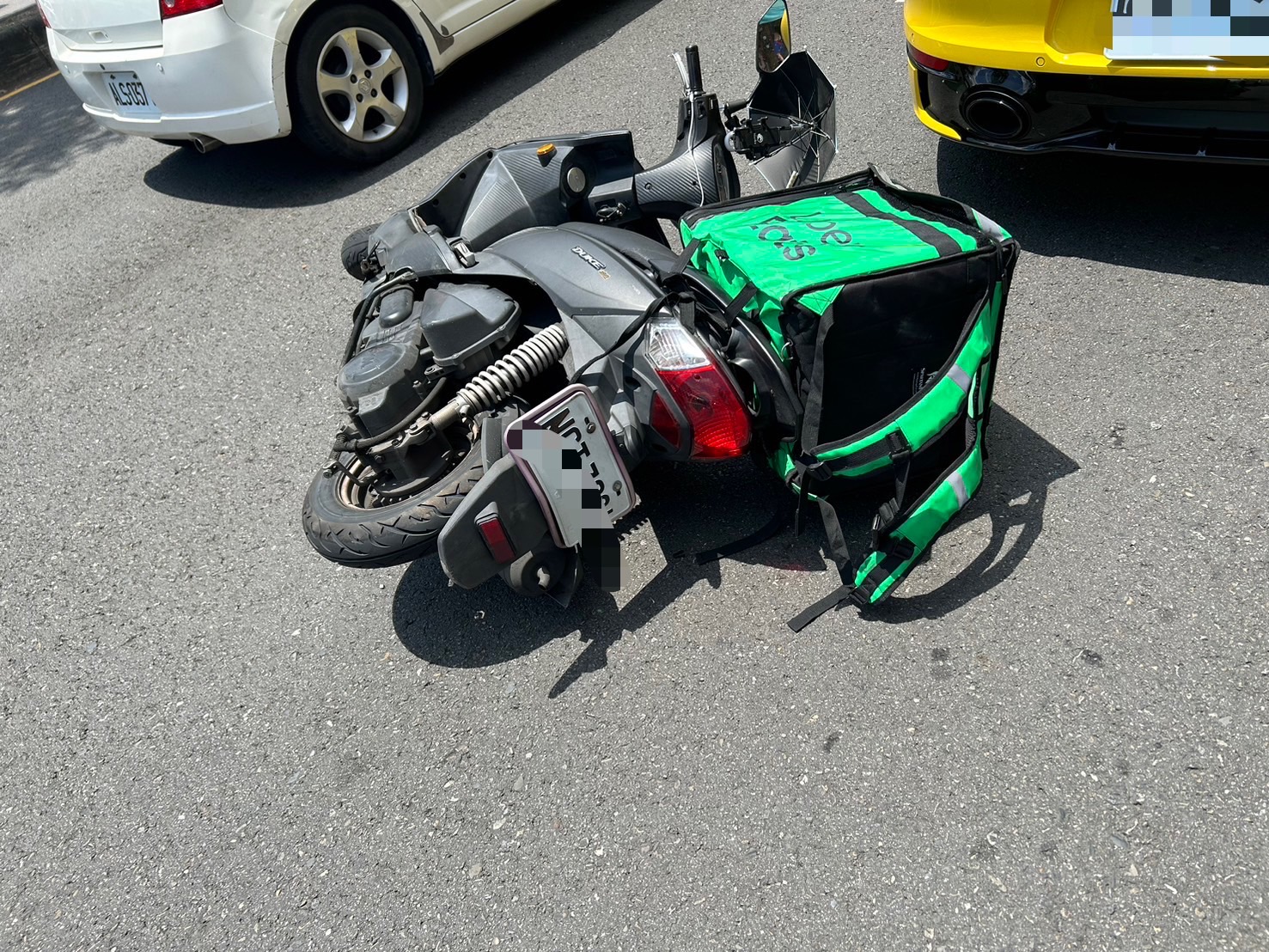 ▲一名女外送員騎機車外送行經彰化市中山路時，突然追撞前方1輛鮮黃色市價高達700萬元保時捷跑車，這下賠慘了！（民眾提供）