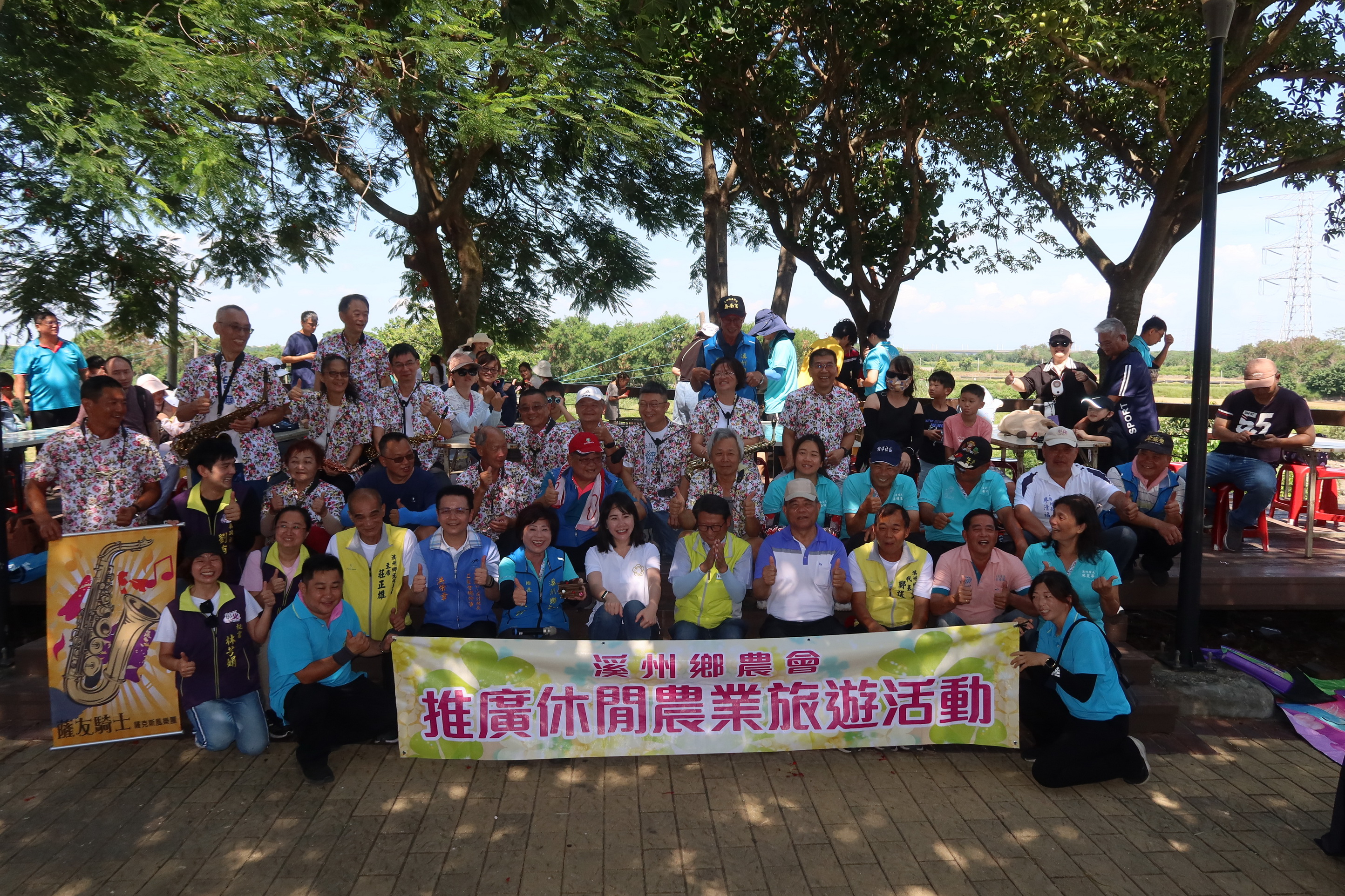 ▲溪州鄉公所與溪州農會在西螺大橋北岸溪州端橋下舉辦「虹橋愛心‧割稻趣」活動，留下愛心稻田讓民眾體驗傳統收割樂趣。（記者張溎壕攝）