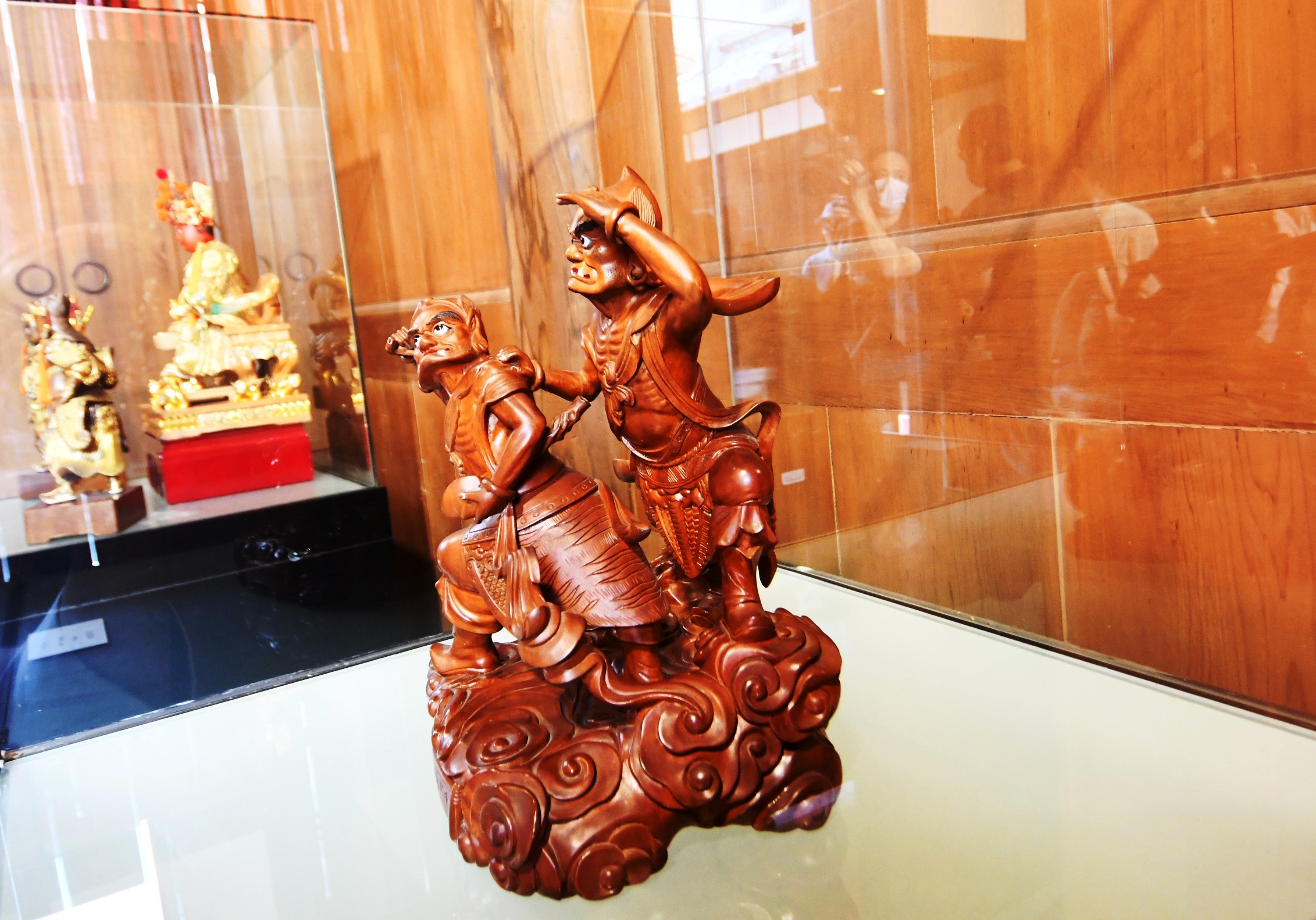 ▲「神韻巧藝—柯錦中創作展」在彰化工藝展覽館展出,柯錦中老師精心準備的22件作品,結合創作40多年的傳統工藝和創新的對話。(記者張溎壕攝)