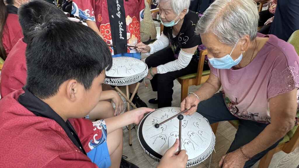 ▲大園國小學生畢業前愛心演出,空靈鼓聲讓老五老埔鹽日照中心洋溢溫暖。(大園國小提供)