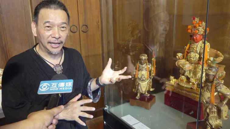 ▲柯錦中老師表示，粧佛技藝工法是較複雜的項目，他除了保留傳統工藝以外，近年來更從古法中進行改良，運用當代的材料，做出創新的作品，同時也投入現代雕刻創作。（記者林明佑攝）