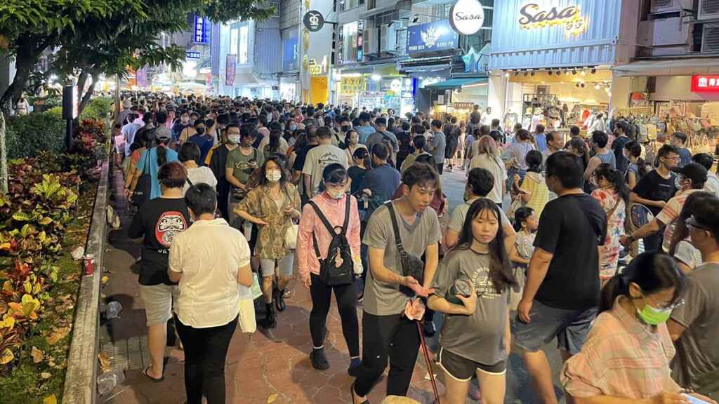 ▲逢甲觀光夜市,馬來西亞遊客亦參與活動。(台中市經發局提供)