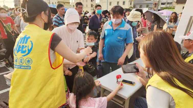 ▲鹿峰夜市發放物調券，現場人潮洶湧。（台中市經發局提供）