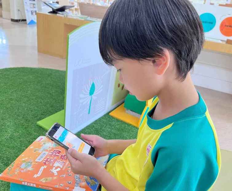 ▲透過「中市圖APP」手機借書功能，掃描圖書條碼即可輕鬆完成借閱。（台中市文化局提供）