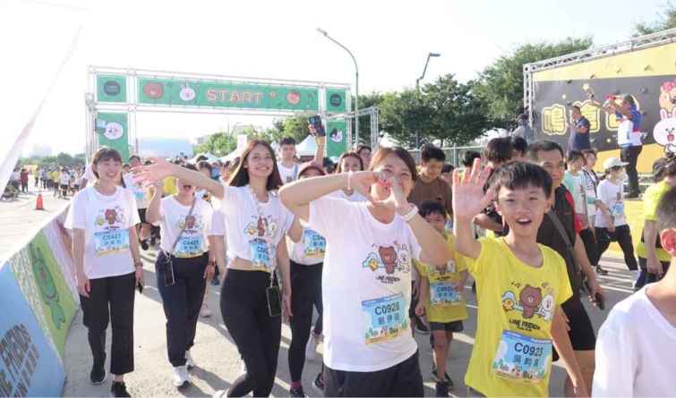 ▲約4000名親子跑友一起同歡樂。（記者廖妙茜翻攝）