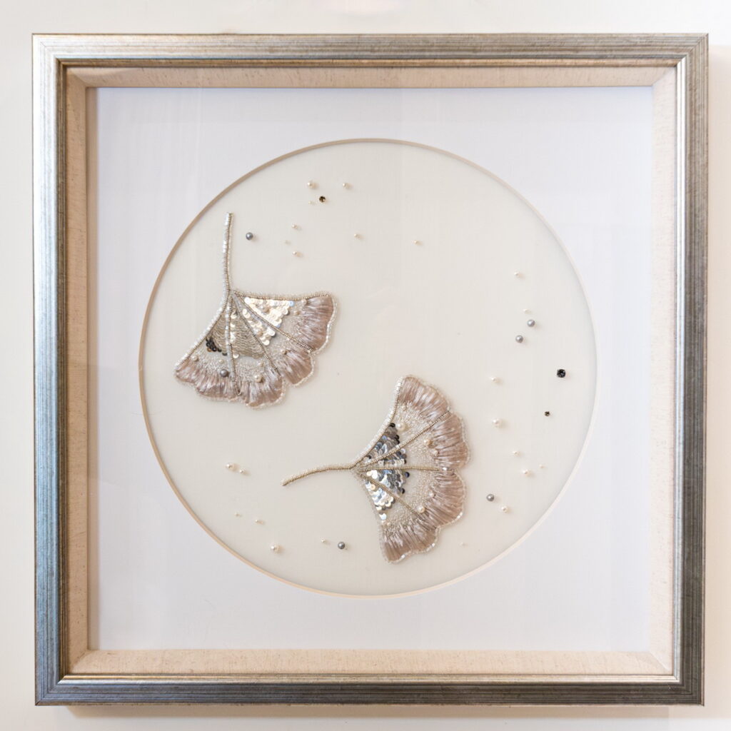 胡凱齡, 飄I, 30x30cm, 玻璃、棉線、人造珍珠、拉菲草、亮片、真絲, 2024