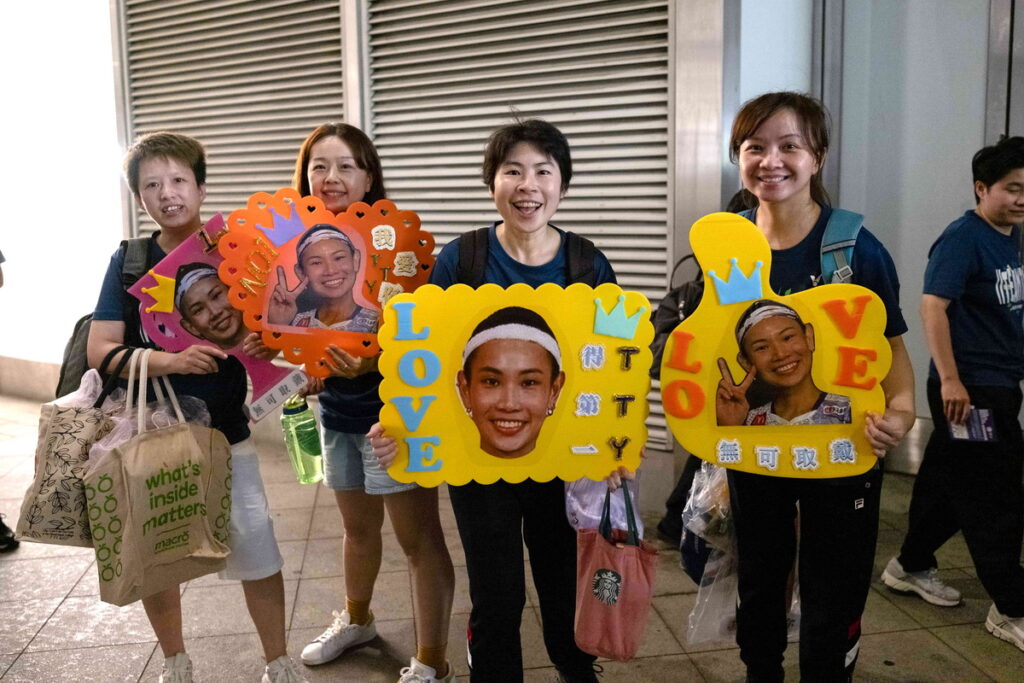 VICTOR]戴資穎人氣爆棚，球迷徹夜排隊參加簽名會