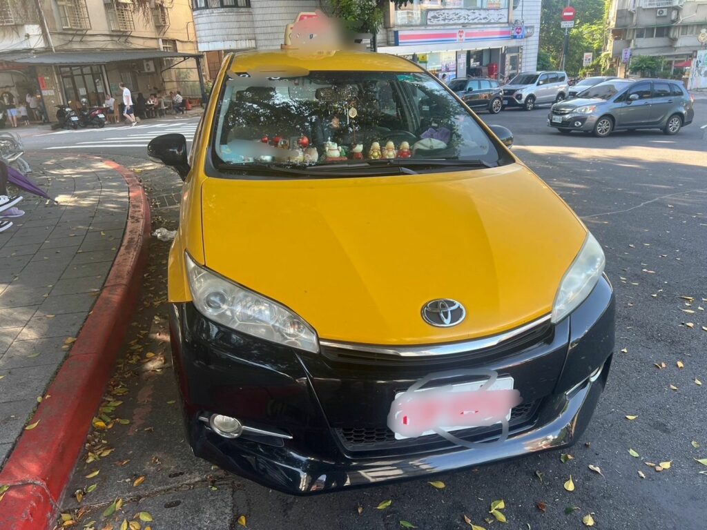 司機拒載乘客,乘客持武士刀與司機起衝突。圖/士林分局