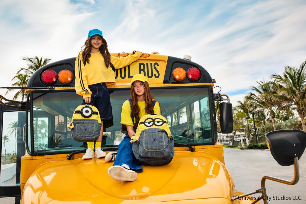 Kipling X MINIONS小小兵聯名系列以小小兵經典丹寧吊帶工作裝的造型，與代表性人氣角色為主軸推出四款實用包款，可愛揹著走！