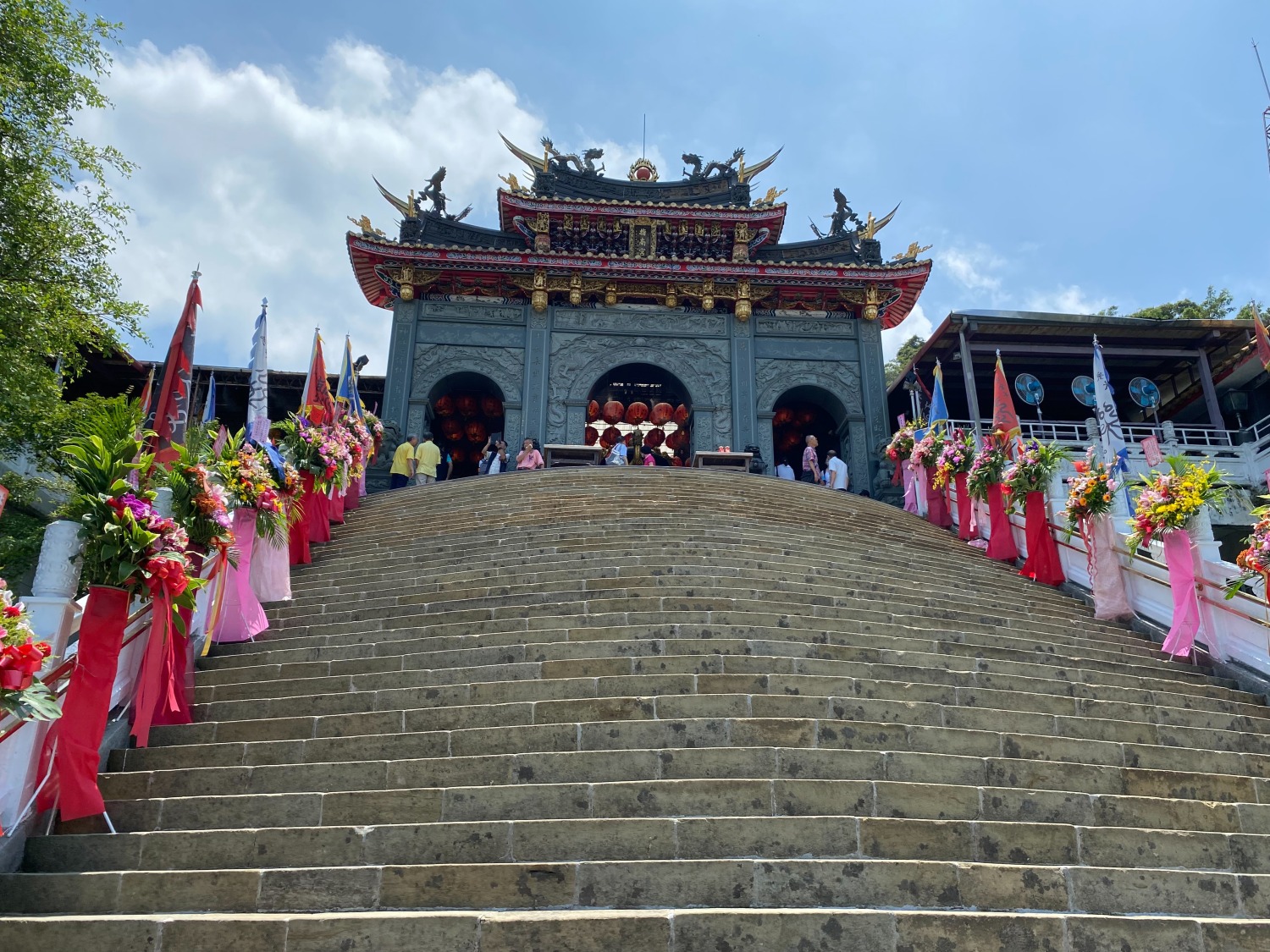 指南宮前主任委員高忠信先生精心擘劃設計,重修擴建,成為現在的規模。(記者包克明 攝)