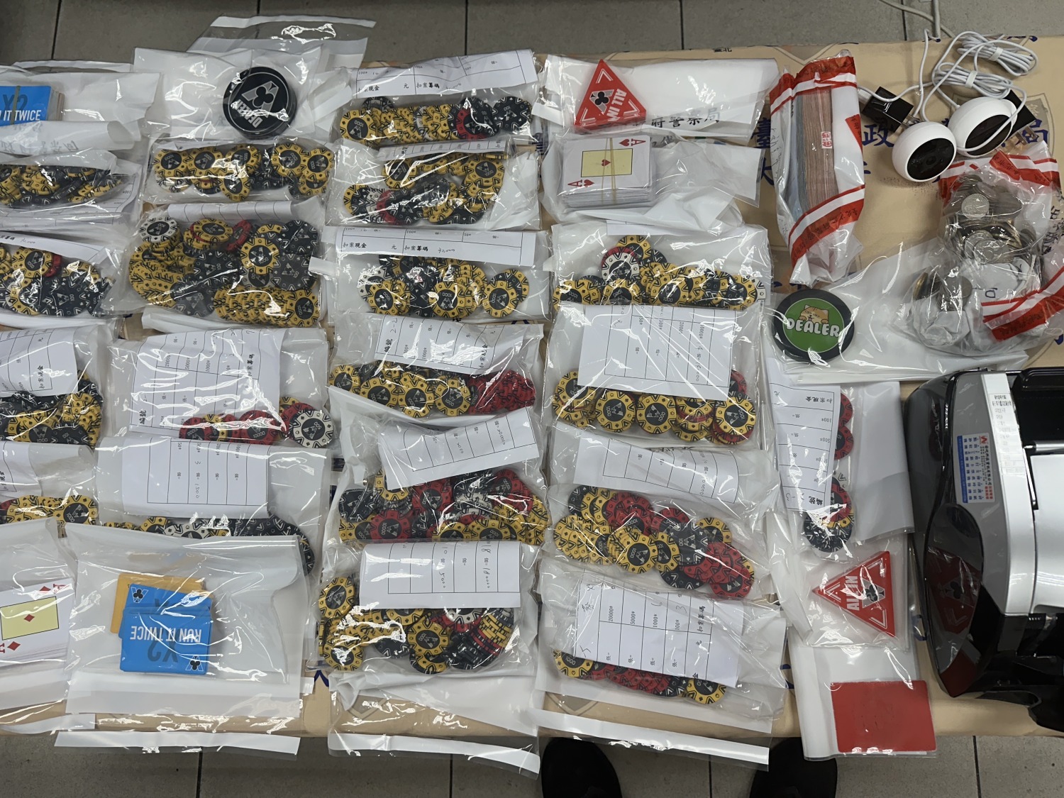警方查扣籌碼等證物。(記者徐煜勝翻攝)