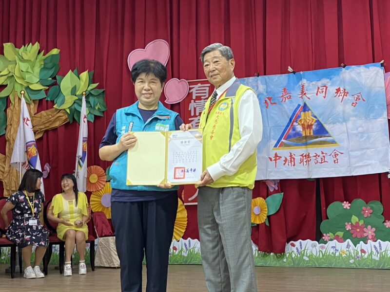 嘉義旅北中埔聯誼會與天恩慈善會舉辦獎助學金暨路燈認養捐贈活動